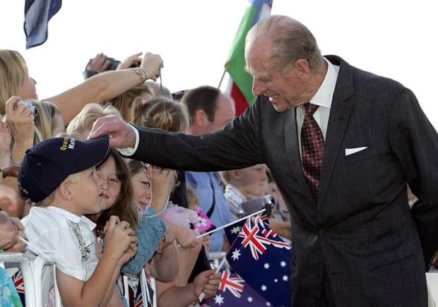 Pangeran Philip sedang menyambut seorang anak dalam kunjungannya ke Australia pada tahun 2006 (Sumber: theguardian.com)