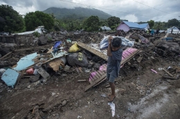Seorang bocah membawa karung berisi bantuan logistik untuk korban tanah longsor di Desa Nelelamadike, Ile Boleng, Kabupaten Flores Timur, Nusa Tenggara Timur (NTT), Kamis (8/4/2021). Sebanyak 55 orang meninggal, satu orang masih dalam pencarian, dan ratusan orang mengungsi akibat tanah longsor dari Gunung Ile Boleng pada Minggu (4/4). ANTARA FOTO/Aditya Pradana Putra/hp.(ANTARA FOTO/ADITYA PRADANA PUTRA) 