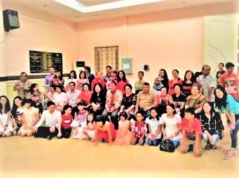 ket.foto: bersama keluarga besar di Padang/dokumentasi pribadi
