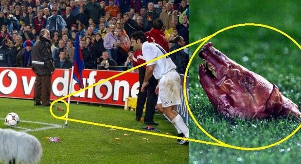 Luis Figo saat kedapatan dilempari kepala babi oleh fans Barcelona (Foto: FootyJokes).