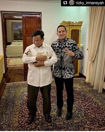 Prabowo bersama Rizky Irmansyah dalam satu kesempatan, April 2019 (okezone.com).