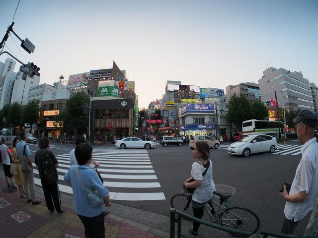 Di seberang adalah jalan masuk ke area Kagurazaka yang disebut Kagurazaka-shita (Dokumentasi pribadi)