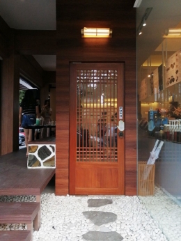 Pintu Depan Haewoo Bakery & Coffee |Dokumentasi: Jesseline Carissa Novita