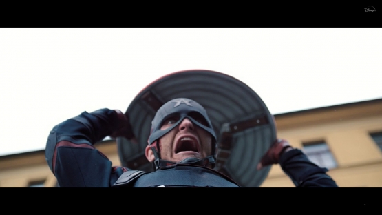 John Walker sebagai Captain America menggunakan tamengnya untuk membunuh. Sumber : Disney+