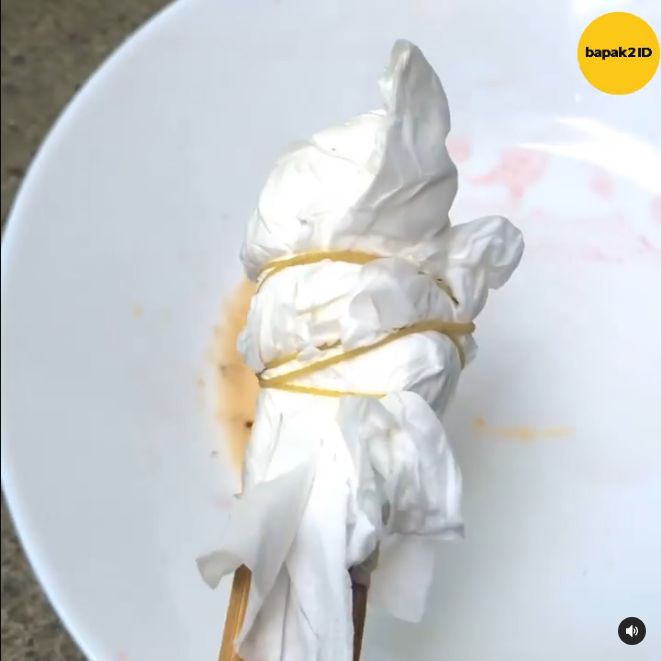 Membalut tusuk sate dengan beberapa lembar tisu. Sumber: tangkapan layar dari akun instagram/@bapak2id