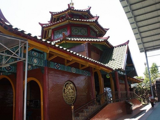 Bentuk Masjid Cheng Ho Surabaya sekilas menyerupai Klenteng. Sumber: Dok. Pribadi Andi Setyo Pambudi