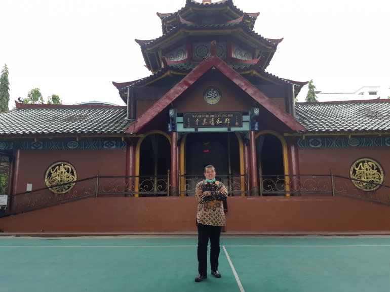 Foto dengan latar belakang bangunan utama Masjid Cheng Ho Surabaya menjadi aktivitas yang berkesan ketika berwisata religi di masjid ini. Sumber: Dok. Pribadi Andi Setyo Pambudi