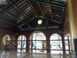 Arsitektur dan penataan ruangan yang penuh filosofi menambah ketertarikan pengunjung untuk tahu lebih dalam Masjid Cheng Ho Surabaya yang kaya sejarah. Sumber: Dok. Pribadi Andi Setyo Pambudi