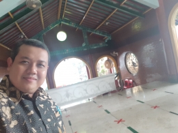 Suasana di dalam Masjid Cheng Ho Surabaya yang memberikan kesan toleransi dan terbuka bagi siapapun. Sumber: Dok. Pribadi Andi Setyo Pambudi