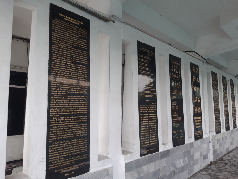 Pada sisi kiri halaman masjid juga terpampang prasasti yang menjelaskan tentang Masjid Cheng Ho di Surabaya dan kisah tokoh yang mengilhami pembangunannya. Sumber: Dok. Pribadi Andi Setyo Pambudi