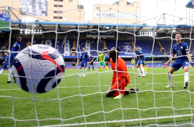 Moment ketika gawang Chelsea dibobol West Bromwich Albion. (via fpl360.com)
