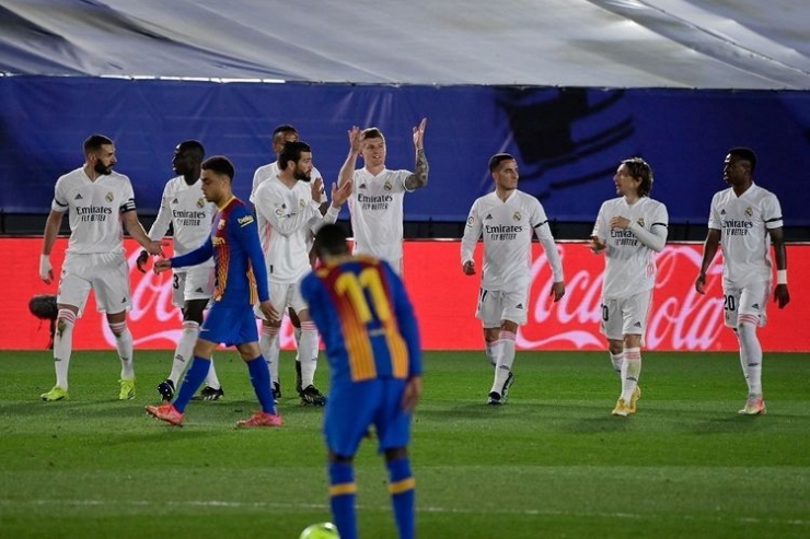 Laga Real Madrid vs Barcelona yang berakhir dengan skor 2-1 juga mengukir fakta El Clasico terbaru (AFP/Javier Soriano via kompas.com)