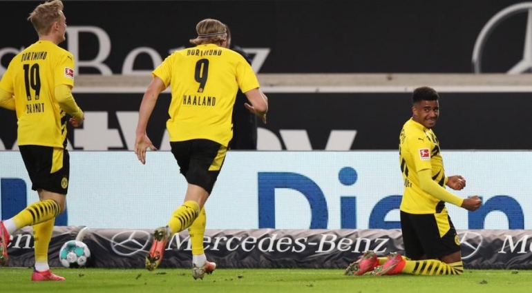 Pemain Borussia Dortmund merayakan gol ke gawang Stuttgart. (via supersport.com)
