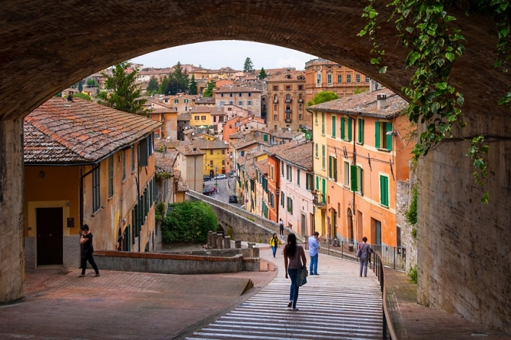 Ilustrasi Italia - Pemandangan Via dell Acquedotto di Jalan Via Appia di Perugia, Umbria, Italia.(SHUTTERSTOCK / ARTMEDIAFACTORY)