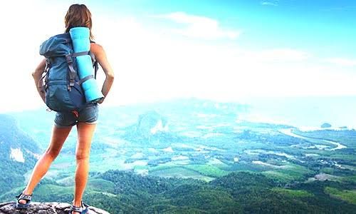 Traveler Muda Tengah Menikmati Keindahan Alam. Sumber Situs Yourstory.com