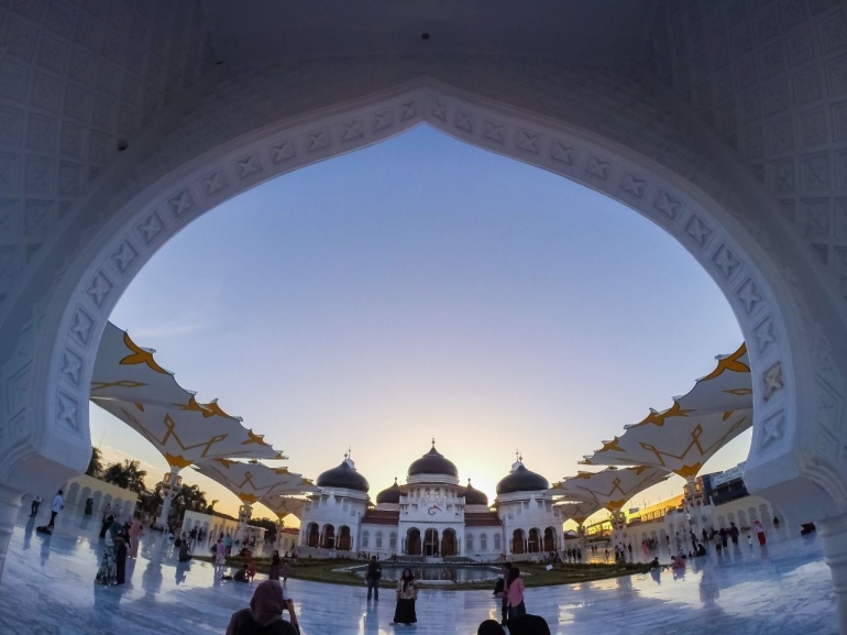 Suasana sore di Masjid Raya Baiturrahman, Aceh (sumber: Badan Penghubung Pemerintah - BPP Aceh)