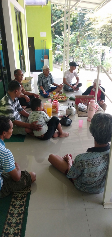 Munggahan ala DKM Nurul Jadid melaksanakan kerja bakti membersihkan masjid dan makan nasi kuning bersama / dokpri