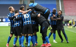 Pemain Inter Milan merayakan gol ke gawang Cagliari. (via forzaitalianfootball.com)