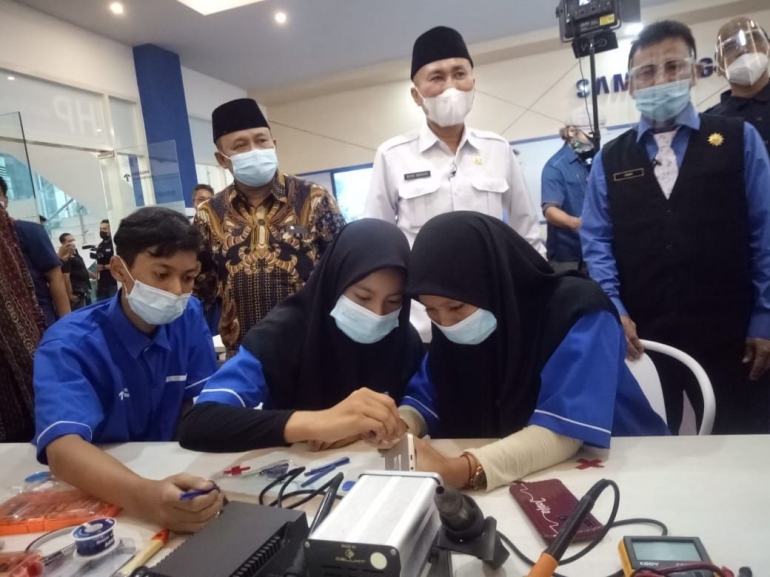 Kadis Pendidikan Jawa Timur, Wahid Wahyudi, dalam kunjungannya di Kelas Industri Samsung di SMK Muhammadiyah 7 Gondanglegi, Kabupaten Malang. (dok. pribadi)