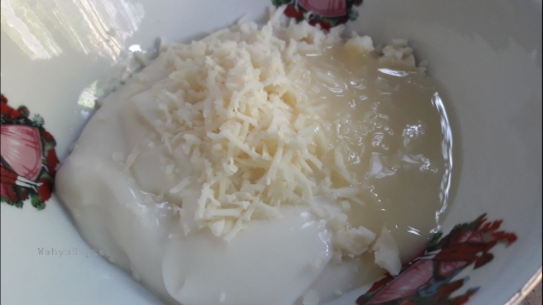 Campur mayones, keju parut, dan susu kental manis hingga merata. Campuran ini untuk isian risol mayo. Foto: Wahyu Sapta.