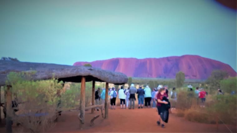 Berfoto dengan latar belakang Uluru(dok pribadi)