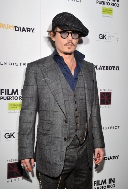 Johnny Depp dengan cat kuku yang matching dengan kemejanya. (Ilustrasi : Vouge)