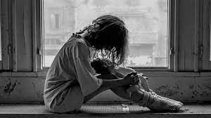 https://www.posbunda.com/wp-content/uploads/2018/09/prtg-03_ciri-ciri-anak-broken-home_anak-duduk-menunduk-memangku-boneka_800x450_cc0-min.jpg