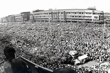 https://en.wikipedia.org/wiki/1973_Thai_popular_uprising#/media/File:1973_thai_students_uprising_Ratchadamnoen_Avenue.jpgRibuan mahasiswa yang berkumpul di Ratchadamnoen Avenue untuk berdemonstrasi | Foto diambil dari Wikipedia