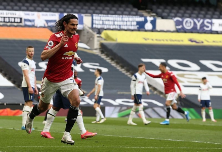 Edinson Cavani merayakan gol yang dicetaknya ke gawang Tottenham. MU yang sempat tertinggal, berhasil come back dan menang 3-1 di London pada laga pekan ke-31 Premier League. Minggu (11/4) malam/Foto: lovebylife.com