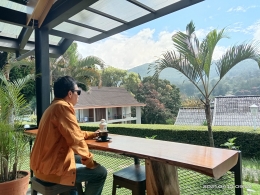 Ngopi sembari menikmati pemandangan alam. Doc Pri