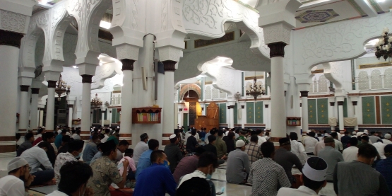 Jamaah Shalat Isya di Masjid Raya Baiturrahman Banda Aceh Menunggu Shalat Tarawih Berjamaah (Doc Rachmad Yuliadi Nasir / Istimewa)