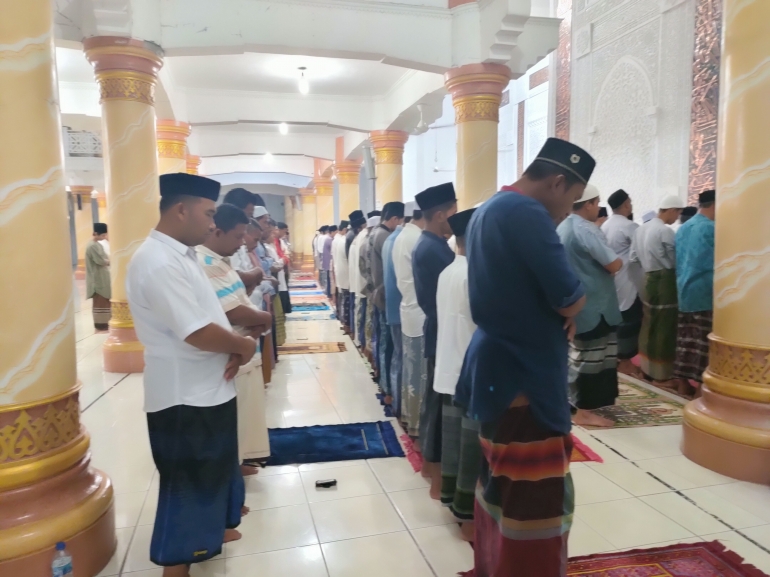 Jama'ah shalat Isya dan tarawih di masjid Al-Istiqamah Ulee Gle Pijay. (Helmi Abu Bakar el-Langkawi/Fotografer)