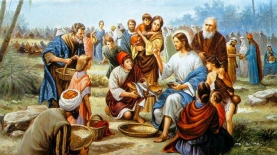 Yesus membagikan makanan ke 5000 orang - Sumber: https://manado.tribunnews.com/