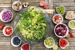 Buah-buahan, sayuran hijau, dan alpukat atau kurma bisa dipadukan jadi salad enak untuk menu buka puasa (silviarita/pixabay)