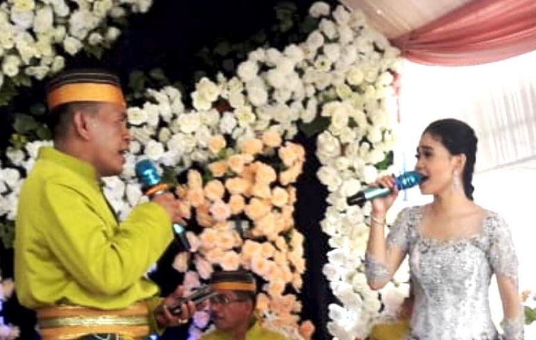Tammasse bersama penyanyi Ika, KDI dalam suatu acara pernikahan di Soppeng, 2021/dokumentasi pribadi