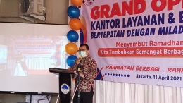 Ketua Umum Yayasan Rahmatan Lil Alamin Erin Hendrian sedang memberikan sambutan saat Grand Opening Kantor Layanan Donasi di Pondok Kopi Jakarta Timur, Minggu 11 April 2021. Foto : Dokpri.