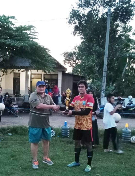 Penyerahan Trophy (dok.pribadi)