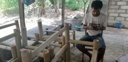 foto.dok.pribadi/Tony Roga dan usaha kursi bambu yang sedang dikerjakan
