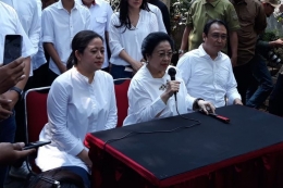 Megawati didampingi Puan Maharani dan Prananda Prabowo menjelang pemilihan dalam Pemilu 2019 (kompas.com/ Abba Grabillin).