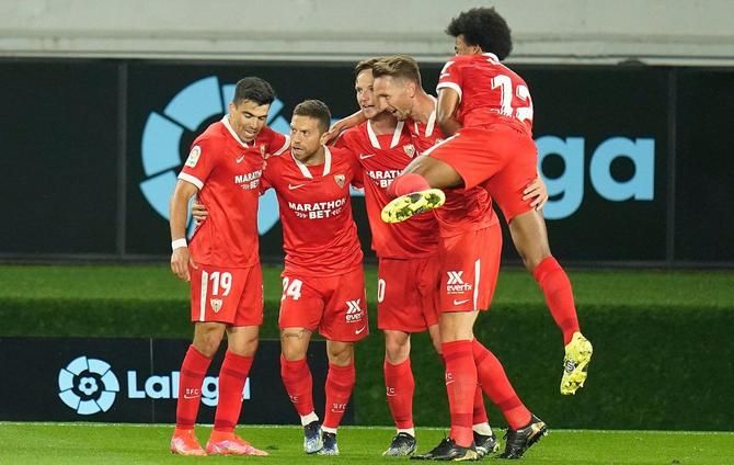 Pemain Sevilla merayakan gol ke gawang Celta Vigo. (via beinsports.com)