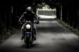 Pengendara Sepeda Motor, awas bengong! Gambar oleh SplitShire dari Pixabay 