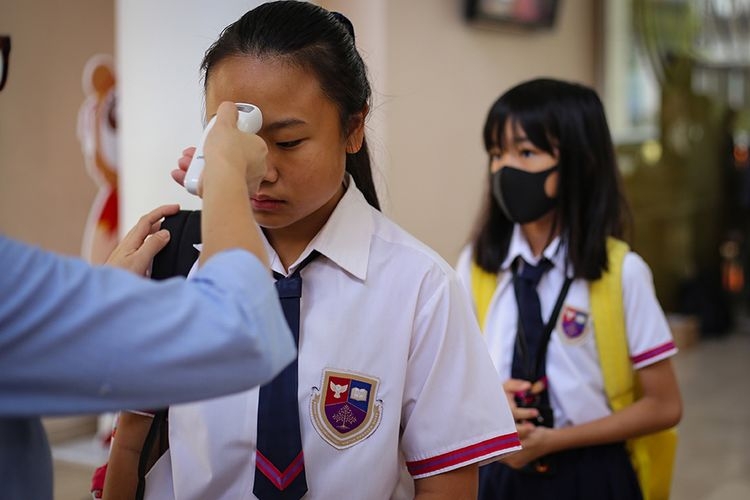 ilustrasi Pemeriksaan kondisi suhu tubuh di sekolah tersebut untuk mengantisipasi penyebaran virus menular dan siswa yang melibihi suhu lebih dari 37 derajat akan dipulangkan.(sumber: ANTARA FOTO/FAUZAN via kompas.com)