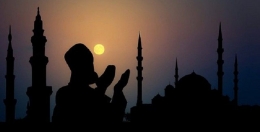 ilustrasi ibadah di bulan Ramadan | sumber gambar : ayojakarta.com
