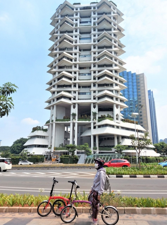 Salah satu gedung tinggi bertema arsitektur tropis. (dokpri)