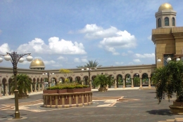 Koridor mesjid dilihat dari gerbang utama (dokpri 2013)