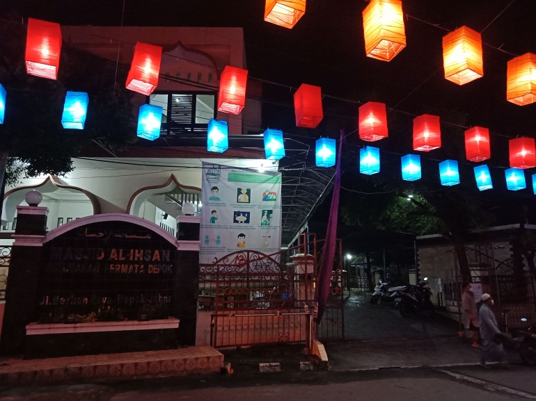 Suasana Masjid Al Ihsan Permata Depok yang dihiasi lampion warna warni (Dokumen pribadi)