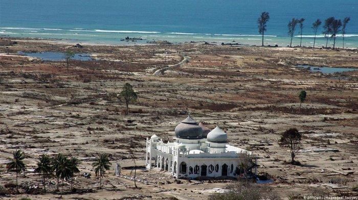 Masjid Rahmatullah Lampuuk, setelah Tsunami tahun 2004. Sumber foto: serambiwiki.tribunnews.com