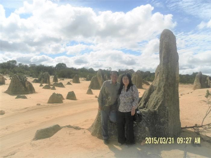 Berfoto di Pinnacles didepan batu batuan yang muncul di permukaan Padang pasir(dok pribadi) 