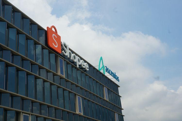 Shopee perusahaan besar yang tengah menghadapi isu upah kurir yang rendah dan menyebabkan paket terlambat datang ke customer. (Kompas.com/Ardhito Ramadhan)