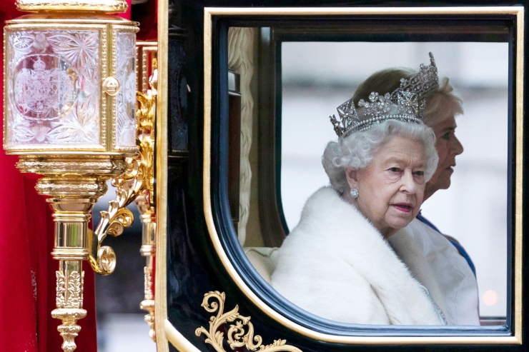 Kalangan pakar kerajaan meyakini Ratu Elizabeth II tetap akan memimpin Kerajaan Inggris sebaik sebelum kematian suaminya (dok. The New York Times)